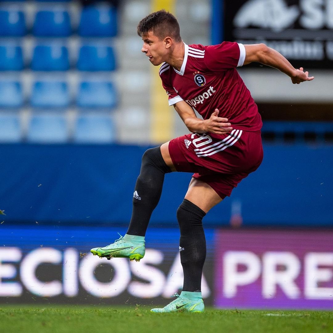 ⚽ GÓL SEZONY | Červenec: Adam Karabec předvedl pěknou individuální akci v souboji s Libercem a v pokutovém území našel Hložka, který si ještě zasekl obránce a míč umístil s přispěním břevna za záda brankáře.

?️ Hlasujte na webu do pondělního poledne. #acsparta